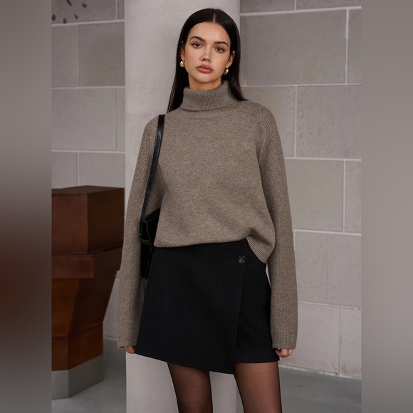 Commense Sweaters - COMMENSE Ribbed Turtleneck Short Sweater - size Small